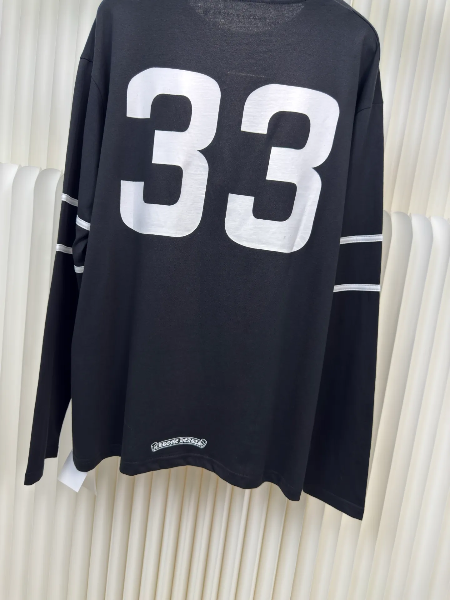 P290 Chrome Hear printed spliced ​​long sleeves. The fabric is made of 26-woven 200g cotton. Splicing design. The printing is glue printing. Customized accessories. Size S M L